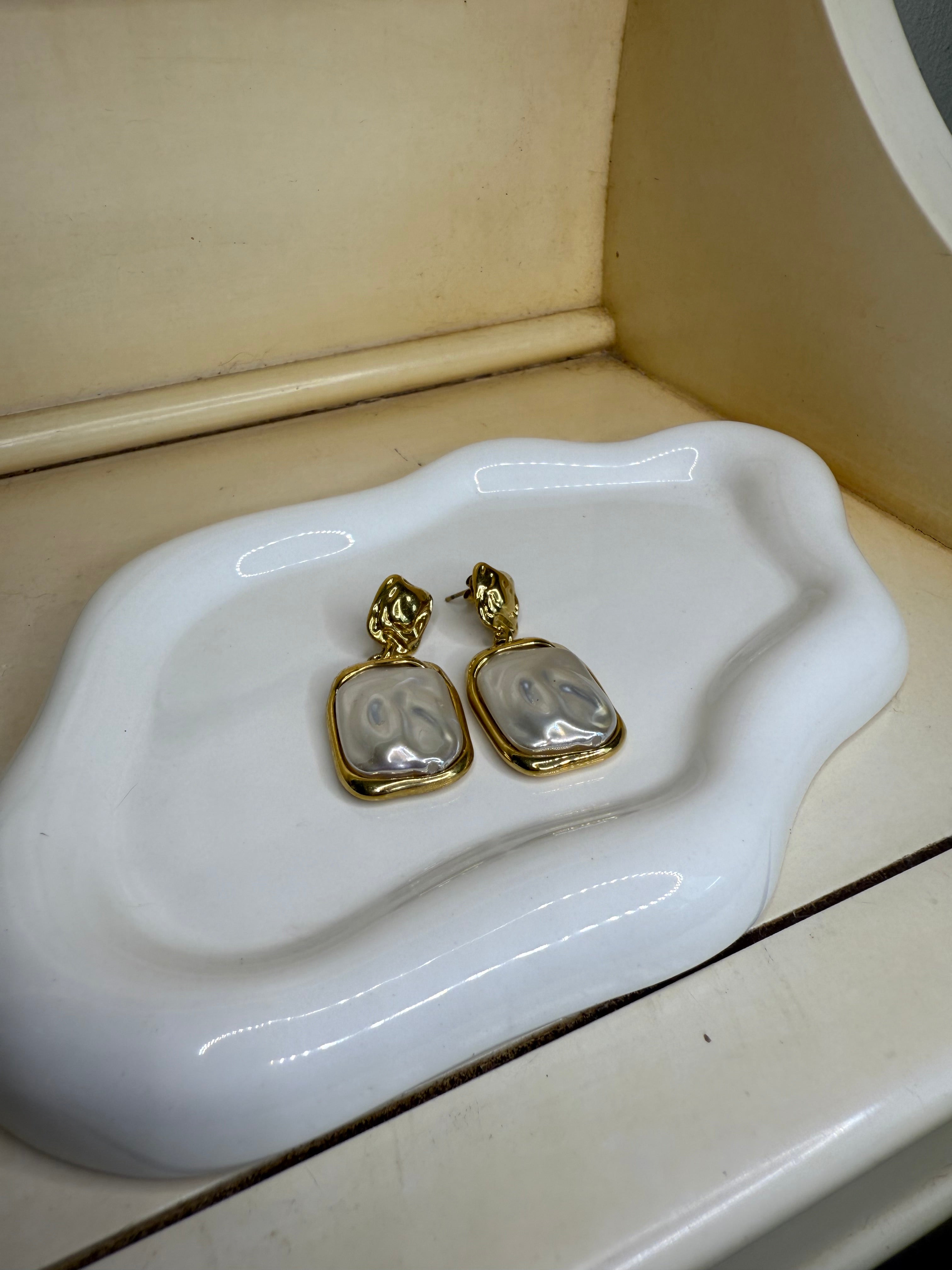 Clam earrings