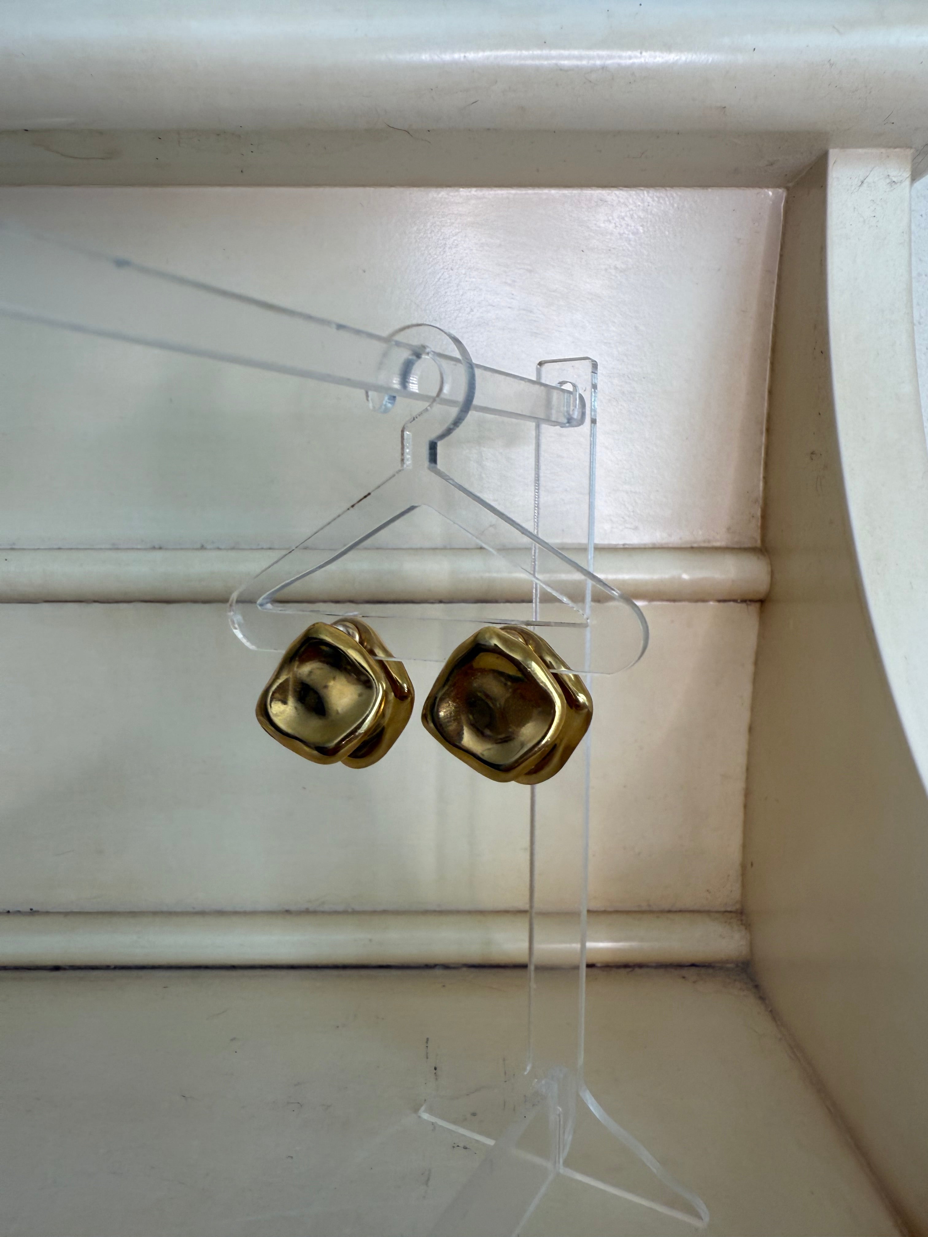 Lie earrings