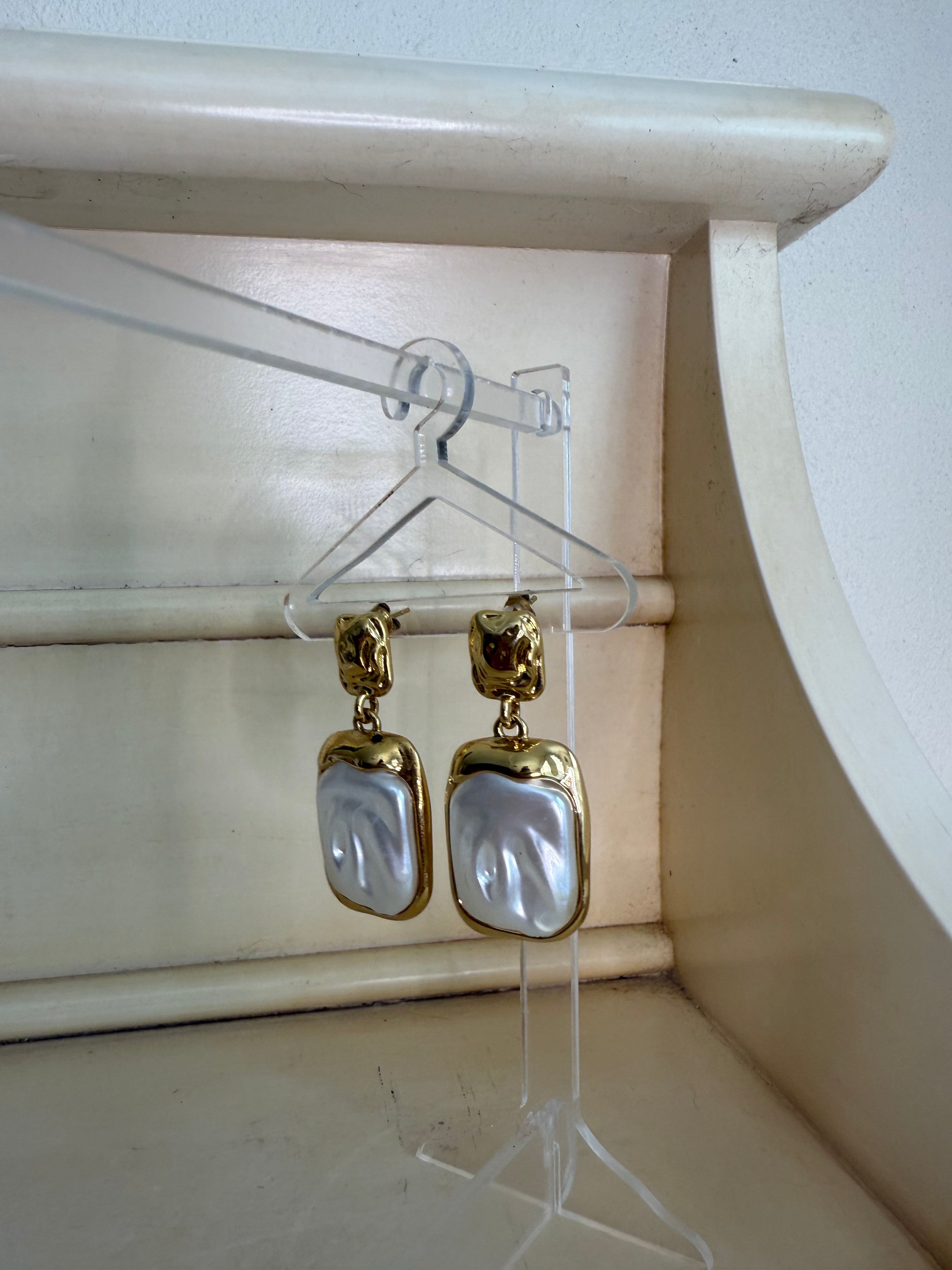 Clam earrings